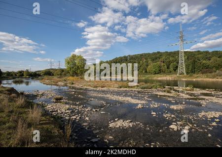 Il fiume Lenne rinaturalizzato e ridisegnato a Hagen, Ruhr Area, Renania Settentrionale-Vestfalia, Germania. Die renaturierte und umgestaltete Lenne in Hagen, R. Foto Stock