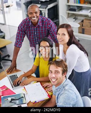 Mettere a fuoco le vostre idee. Un giovane designer al lavoro in ufficio. Foto Stock