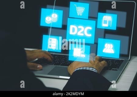 Mano che digita sul computer laptop icona simbolo Direct to Consumer D2C schermo virtuale Internet Business Big data tecnologia concetto. Foto Stock