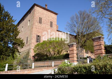 Pomaro Monferrato è un piccolo borgo medievale che sorge su un poggio vicino all'imponente antico castello in mattoni con vista sulle colline. Foto Stock