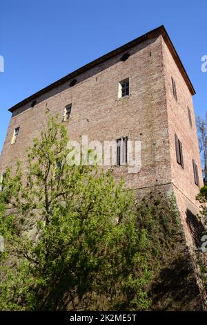 Pomaro Monferrato è un piccolo borgo medievale che sorge su un poggio vicino all'imponente antico castello in mattoni con vista sulle colline. Foto Stock