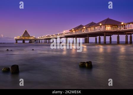 Attrattiva turistica del molo di Heringsdorf sull'isola di Usedom nella Germania settentrionale Foto Stock