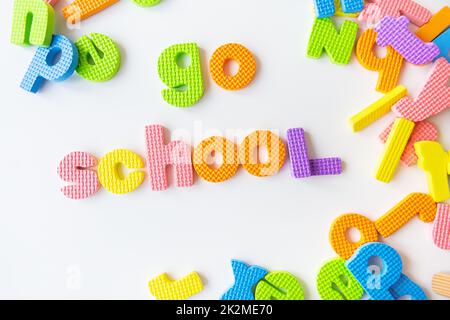 Lettere multicolore. Lettere per lo studio di bambini in asilo o scuola, lettere scanalate. Vai iscrizione scuola. Foto Stock