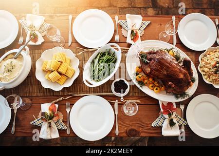 Ricordisi di contare le vostre benedizioni. Un tavolo da pranzo con un'angolazione elevata, il tutto per il Ringraziamento. Foto Stock