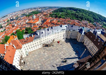 Cortile principale del Castello di Praga. Vista elevata dalla cattedrale di San Vito. Pragure, Repubblica Ceca Foto Stock