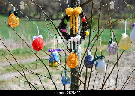 Donna rurale decorare un albero di Pasqua Foto Stock