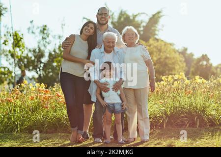 La migliore famiglia di benedizione di Lifes. Scatto di una famiglia felice di tre generazioni che trascorrono del tempo di qualità insieme nel parco. Foto Stock