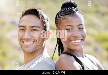 Fitness coppia, sorriso e esercizio all'aperto per una corsa e cardio allenamento per la felicità, la salute e il benessere. Ritratto dell'atleta e dello sport asiatico Foto Stock