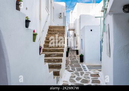 Pittoresca strada cittadina di Naousa sull'isola di Paros, Grecia Foto Stock