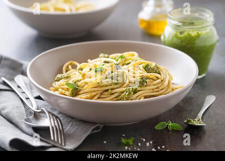 Spaghetti al pesto di basilico Foto Stock