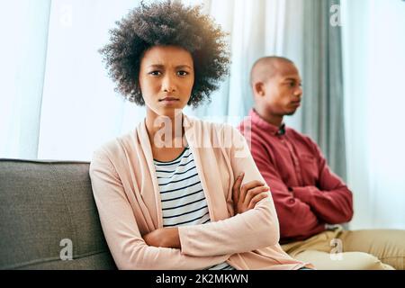 Im così malato e stanco di tutti questi combattimenti. Ritratto di una giovane donna che guarda turbata dopo aver combattuto con il suo compagno a casa. Foto Stock