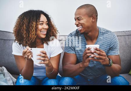 Theyve ha trovato la felicità allineare fra loro. Scatto di una giovane coppia che si rilassa insieme a casa. Foto Stock