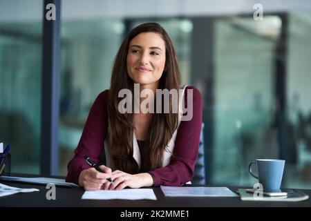 Ive ha avuto un'idea incredibilmente grande. Scatto corto di una giovane donna d'affari attraente in ufficio. Foto Stock