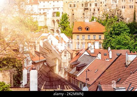 Vista di Cesky Krumlov città vecchia e il Ponte di mantello, parte del complesso del Castello. Cesky Krumlov, Repubblica Ceca Foto Stock