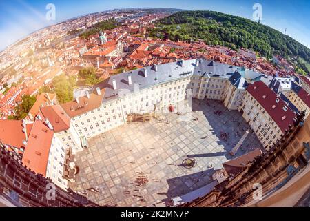 Cortile del Castello di Praga. Vista elevata dalla cattedrale di San Vito. Pragure, Repubblica Ceca Foto Stock