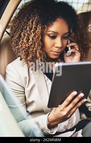 Immagini Stock - La Donna D'affari All'interno Di Un'auto Cattura Il  Telefono Cellulare Per Lavorare.. Image 161550527