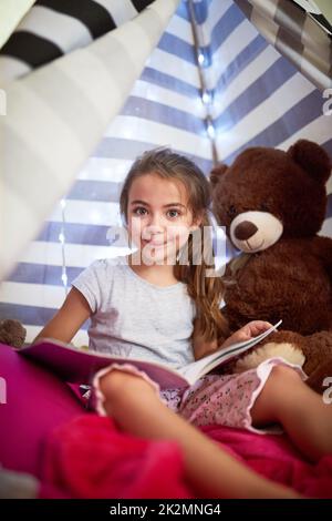 Ragazzi in tenda lettura libri. Storia di lettura per bambini con libro. I  bambini hanno la