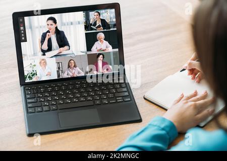 Videochiamata di gruppo. Corso webinar. Teleconferenza di apprendimento in linea. Studenti che guardano una presentazione virtuale femminile sul computer portatile. Foto Stock