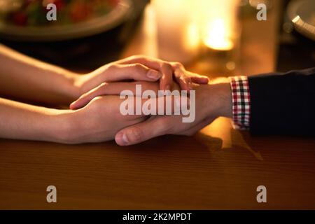 Puoi sempre dipendere da me. Scatto corto di una giovane coppia che tiene le mani. Foto Stock