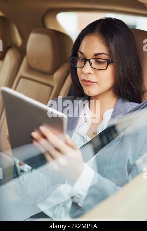 Immagini Stock - La Donna D'affari All'interno Di Un'auto Cattura Il  Telefono Cellulare Per Lavorare.. Image 161550527