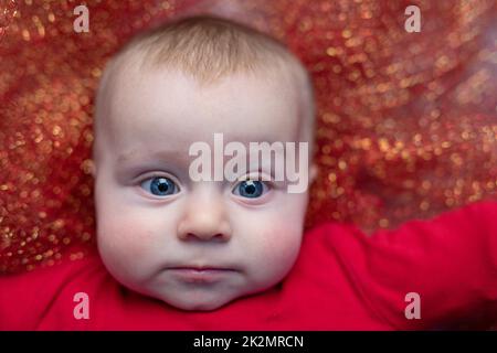 Bambino in primo piano con camicia rossa Foto Stock