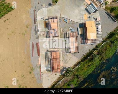 Foto aerea vista dall'alto verso il basso di piccole case costruite con profilo in metallo Foto Stock