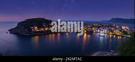 La notte si gode di una vista fantastica sulla città di Amasra. Vista panoramica di Amasra in una serata estiva. ( Long exposure shooting ) Bartin città - Turchia Foto Stock