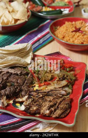 Pasto Fajita di manzo e pollo sul tavolo con riso e tortilla Foto Stock