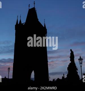 Torre nera dopo il tramonto con cielo rosso Foto Stock