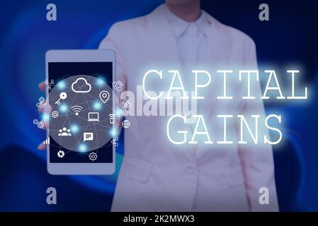 Scrittura visualizzazione testo guadagni in conto capitale. Parola per le azioni obbligazioni azioni profitto reddito fiscale Fondi d'investimento Lady schermo pressante del telefono cellulare che mostra la tecnologia futuristica Foto Stock