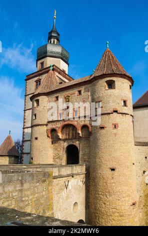 Splendida vista sulla porta gotica Scherenbergtor, l'ingresso al castello interno della famosa fortezza di Marienberg a Würzburg, Germania. La torre... Foto Stock