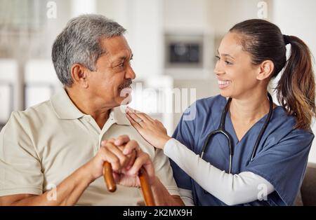Infermiera o caregiver con paziente anziano che aiuta il sostegno, la fiducia e l'assistenza sul divano a casa di infermiera di pensione. Felice medico di consulenza sanitaria Foto Stock