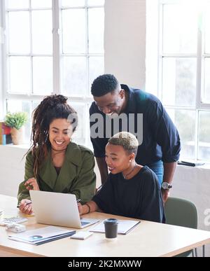 Due donne in viaggio d'affari studenti che utilizzano un computer portatile team leader man aiutare con progetto di condivisione di idee formazione colleghi Foto Stock