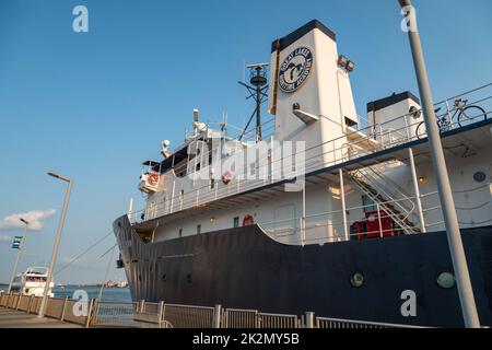 Detroit, Michigan - lo "Stato del Michigan", ormeggiato sul fiume Detroit. La nave è una nave da addestramento gestita dall'Accademia marittima dei grandi Laghi A. Foto Stock