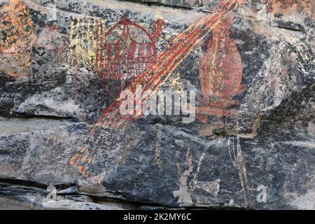 Arte rupestre aborigena: Barramundis sbiadito-rosso tartaruga-giallo goanna. Ubirr-Kakadu-Australia-185 Foto Stock