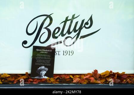 Queen's Death (poignant negozio tributo emotivo che ricorda commemorare i pagamenti di Elizabeth 2) - Betty's Cafe Tea Rooms, Ilkley, Inghilterra, Regno Unito. Foto Stock