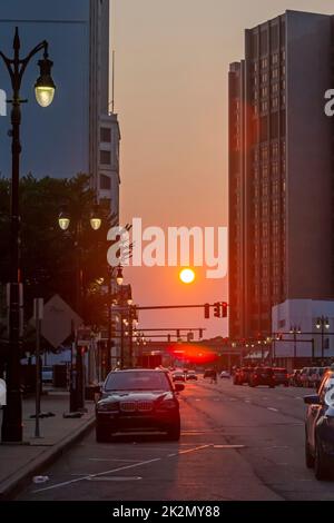 Detroit, Michigan - fumo da incendi boschivi a migliaia di chilometri di distanza nel nord-ovest del Pacifico crea cieli nebulosi nel tardo pomeriggio a Detroit. Foto Stock