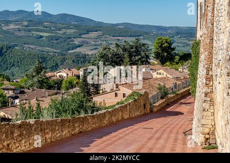 Vista panoramica su Todi, Perugia, Italia, le antiche mura e la campagna circostante Foto Stock