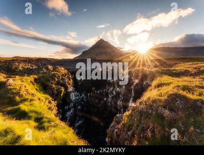 Splendido tramonto sul monte Stapafell e sul nido di gabbiano sulla costa nel villaggio di Arnarstapi in estate in Islanda Foto Stock
