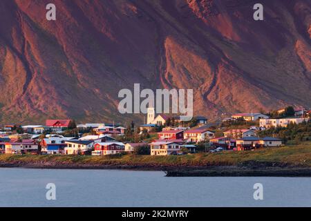 Splendido tramonto che si affaccia sul villaggio islandese lungo la costa nella penisola di Snaefelsnes in estate in Islanda Foto Stock