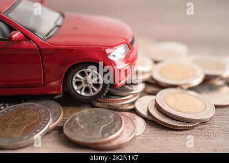 Auto su pila di monete. Noleggio auto, Finanza, risparmio di denaro, assicurazione e leasing concetti tempo. Foto Stock