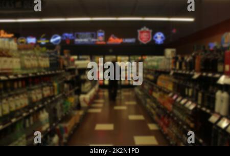 Sfondo sfocato all'interno di un negozio di birra, liquori e vini Foto Stock