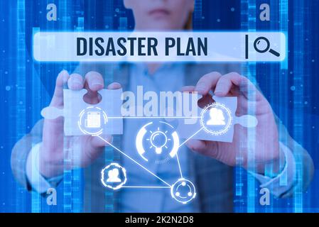 Firma che visualizza il piano di emergenza. Business Concept rispondere alle emergenze Preparedness Survival e kit di pronto soccorso Lady in tuta con due pezzi di puzzle che rappresentano il pensiero innovativo. Foto Stock