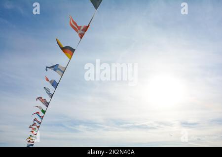 Bandiere di diversi paesi contro un cielo blu Foto Stock