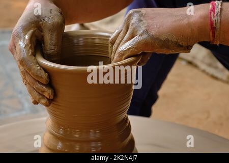 Il vasaio indiano mani al lavoro, Shilpagram, Udaipur, Rajasthan, India Foto Stock