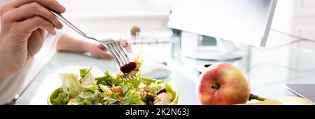 Insalata sana sulla scrivania dell'ufficio Foto Stock