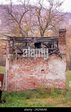 Rovinato vecchio edificio rurale dopo il fuoco Foto Stock