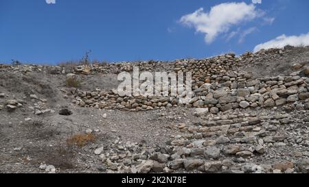 Tel Megiddo. Nei tempi antichi Megiddo era un importante stato cittadino. E' anche conosciuto alternativamente come Tel Megiddo (ebraico) e Tell al-Mutesellim (arabo). Foto Stock