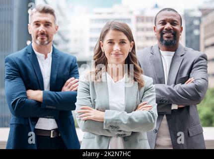 Ora ho il comando del pacchetto. Ritratto di un gruppo di uomini d'affari che si godono una pausa fuori in ufficio. Foto Stock