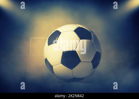 Palla di calcio su un parco giochi verde. Concetto di calcio Foto Stock
